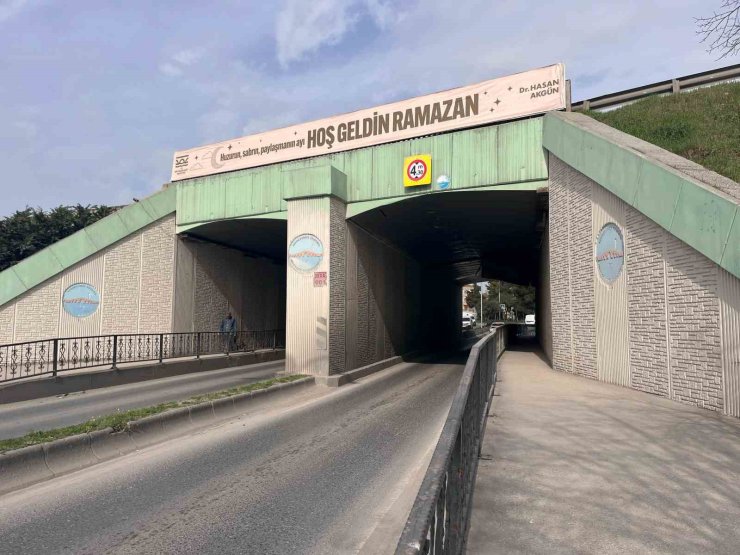 BÜYÜKÇEKMECE’DE ALT GEÇİTTEN DÜŞEN PARÇALAR ARAÇLARA ZARAR VERDİ
