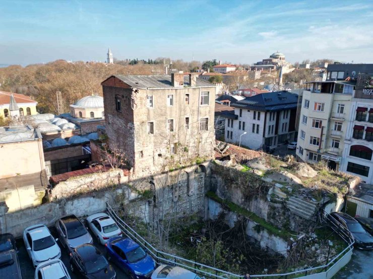 İSTANBUL’DA 4 DÖNEMDE İNŞA EDİLEN BİN 600 YILLIK BİNA GÖRENLERİ ŞAŞIRTIYOR