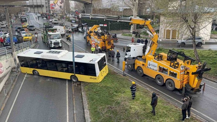 BEYOĞLU’NDA İETT OTOBÜSÜ KAZA YAPTI, YOL 2,5 SAAT KAPALI KALDI