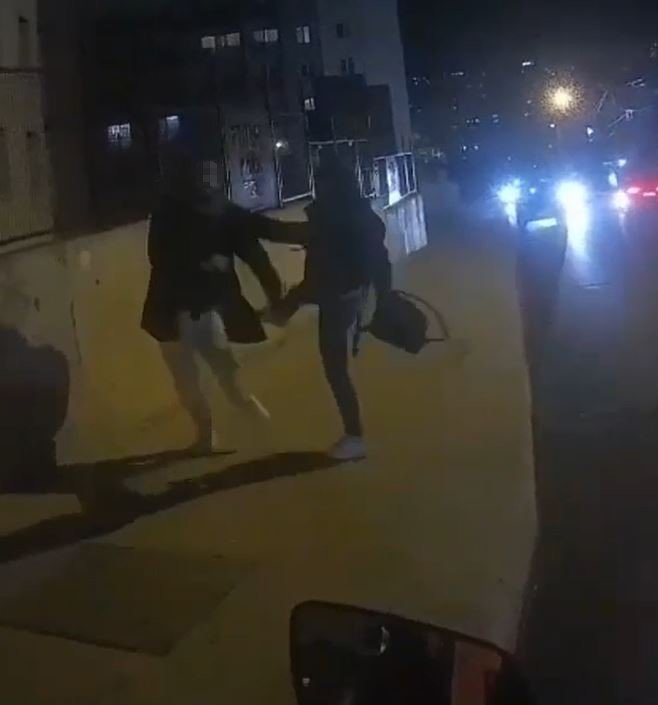 ERKEK ARKADAŞINI SOKAK ORTASINDA DÖVDÜ; O ANLAR KAMERADA