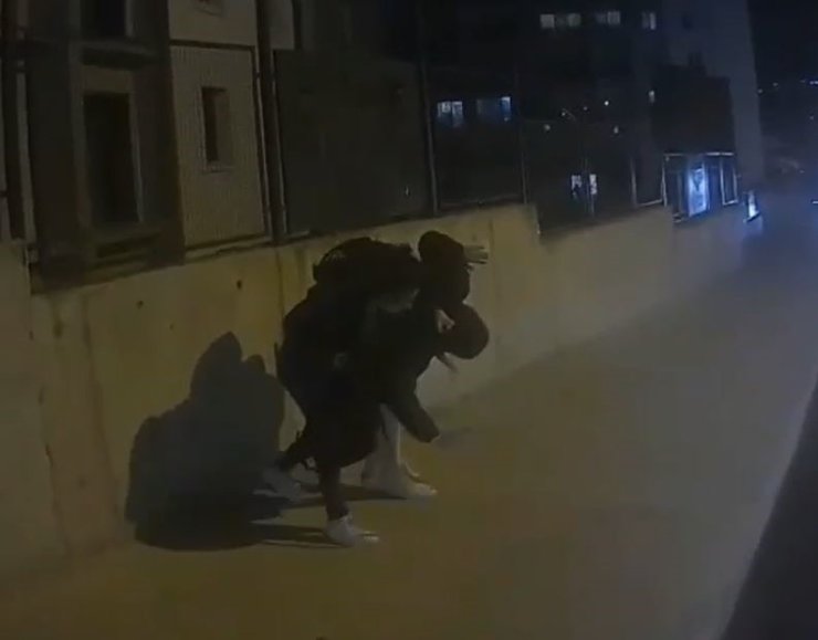 ERKEK ARKADAŞINI SOKAK ORTASINDA DÖVDÜ; O ANLAR KAMERADA