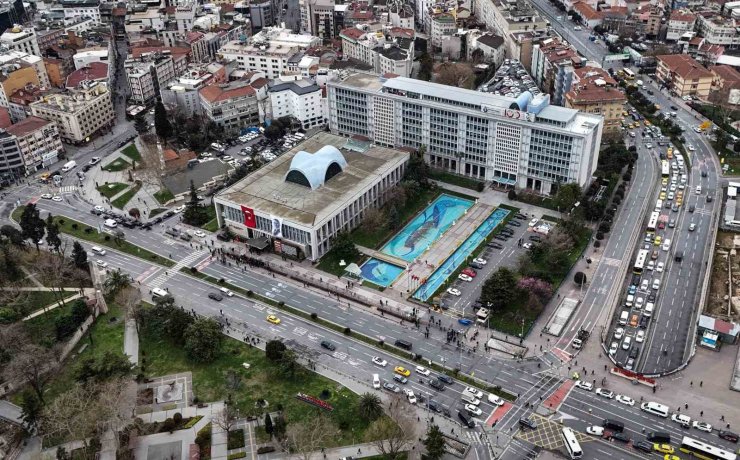 SARAÇHANE’DEKİ İBB BİNASI ÖNÜNDE YAŞANAN HAREKETLİLİK HAVADAN GÖRÜNTÜLENDİ