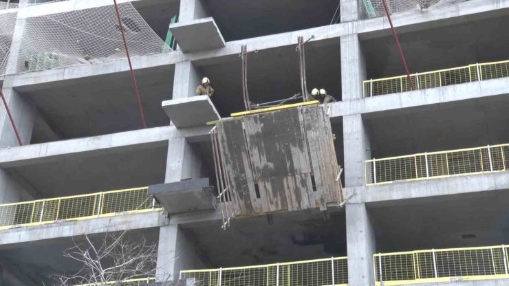 ÜMRANİYE’DE İNŞAAT İSKELESİNDEN DÜŞEN İŞÇİLER HAYATINI KAYBETTİ