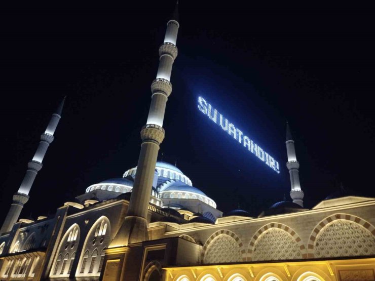 DÜNYA SU GÜNÜ’NDE BÜYÜK ÇAMLICA CAMİİ’NİN MAHYALARINA "SU" KONULU MESAJLAR YAZILDI