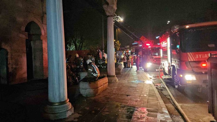BEYOĞLU’NDA TARİHİ CAMİDE ÇIKAN YANGIN KORKUTTU