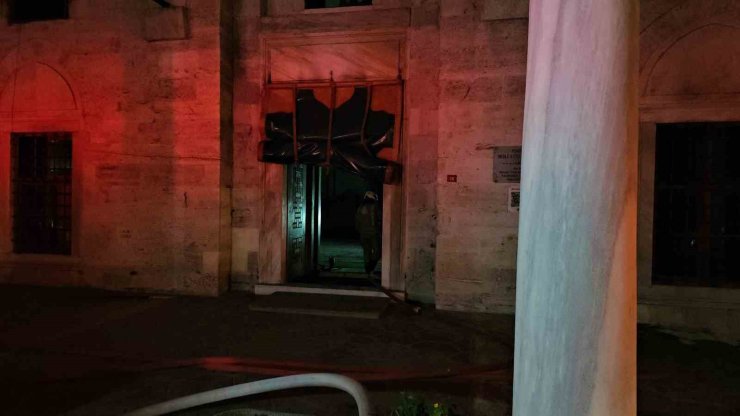 BEYOĞLU’NDA TARİHİ CAMİDE ÇIKAN YANGIN KORKUTTU