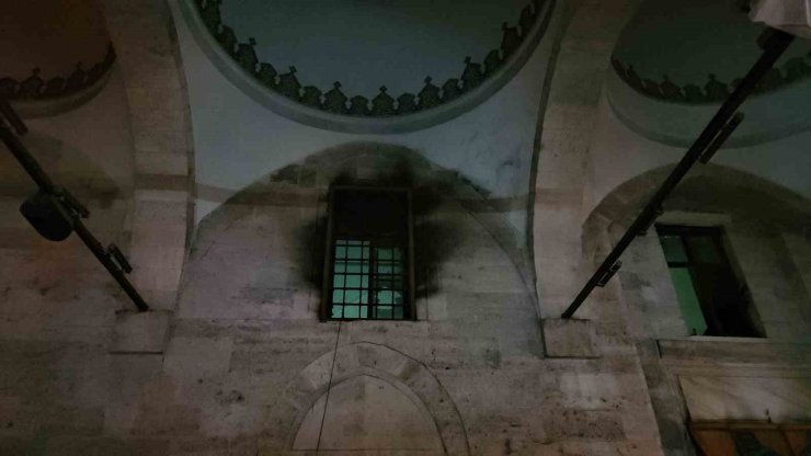 BEYOĞLU’NDA TARİHİ CAMİDE ÇIKAN YANGIN KORKUTTU