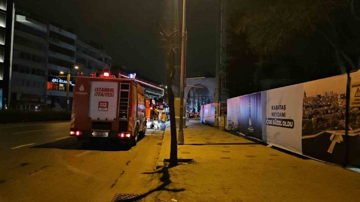 BEYOĞLU’NDA TARİHİ CAMİDE ÇIKAN YANGIN KORKUTTU