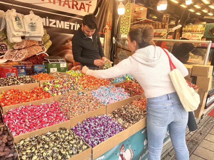 EMİNÖNÜ’NDE BAYRAM ALIŞVERİŞİ BAŞLADI