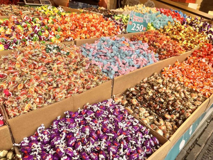 EMİNÖNÜ’NDE BAYRAM ALIŞVERİŞİ BAŞLADI