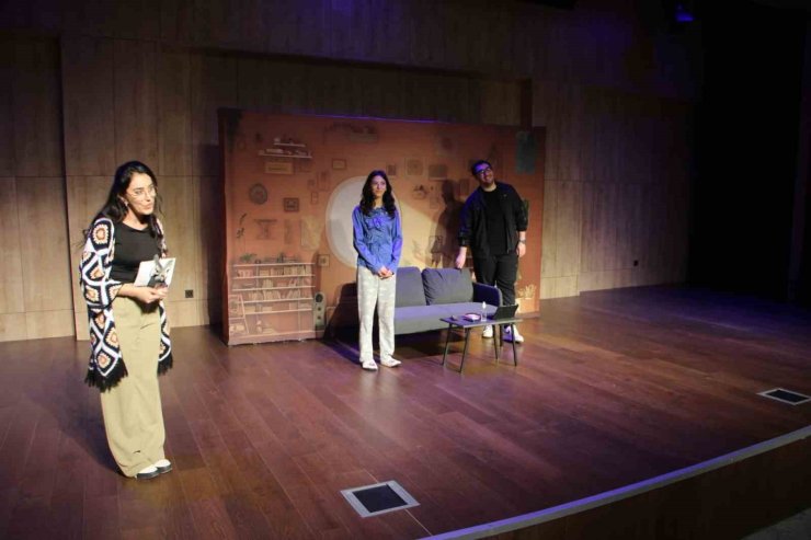 ‘BENİMLE ÇIKAR MISIN?’ ADLI TİYATRO OYUNU KARTAL’DA SAHNELENDİ