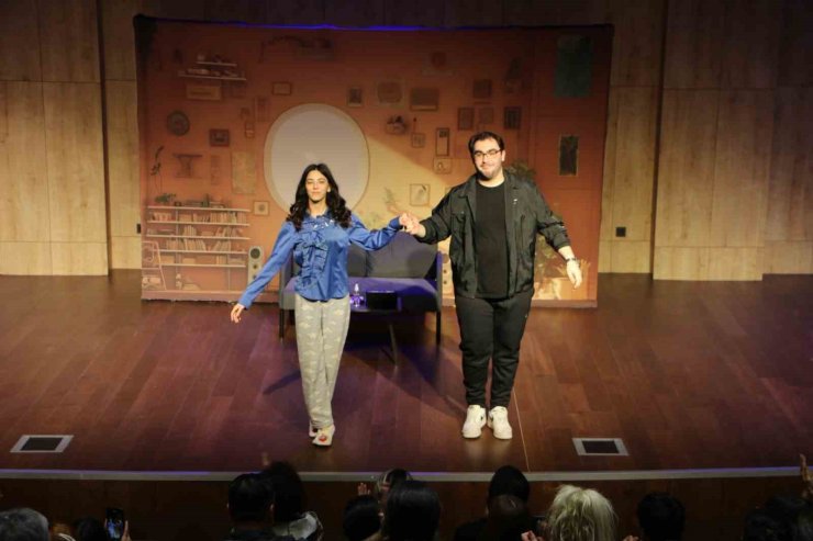 ‘BENİMLE ÇIKAR MISIN?’ ADLI TİYATRO OYUNU KARTAL’DA SAHNELENDİ