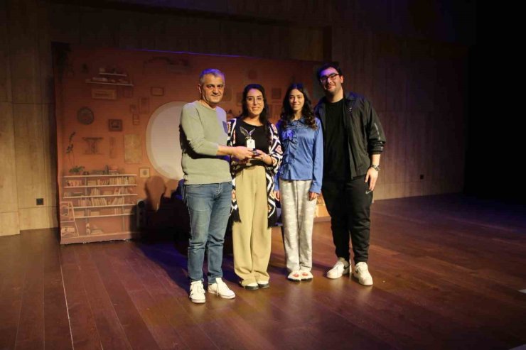 ‘BENİMLE ÇIKAR MISIN?’ ADLI TİYATRO OYUNU KARTAL’DA SAHNELENDİ