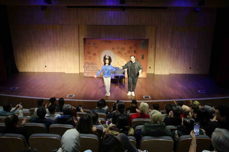 ‘BENİMLE ÇIKAR MISIN?’ ADLI TİYATRO OYUNU KARTAL’DA SAHNELENDİ