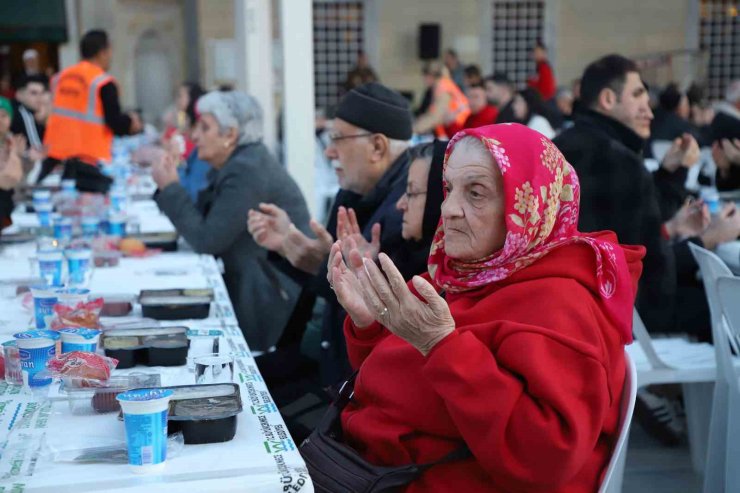 BÜYÜKÇEKMECE AİLESİ KADİR GECESİ’NDE İFTAR SOFRASINDA BULUŞTU