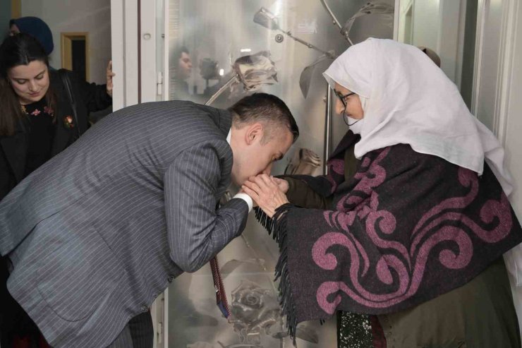 ESENYURT BELEDİYE BAŞKAN VEKİLİ AKSOY, GÜLİZAR TEYZENİN İFTAR SOFRASINA MİSAFİR OLDU