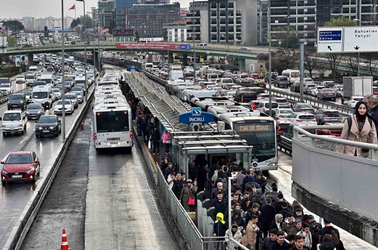 İSTANBUL’DA YAĞMUR TRAFİK YOĞUNLUĞUNA NEDEN OLDU