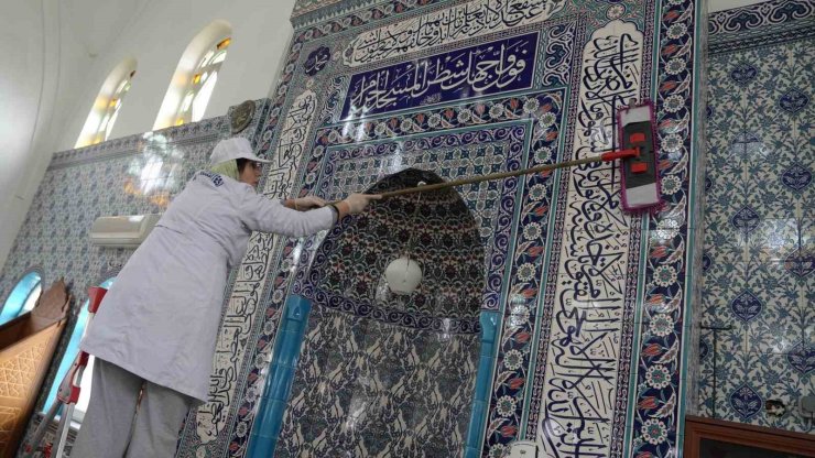 KARTAL’DA BAYRAM ÖNCESİ İBADETHANELERDE TEMİZLİK ÇALIŞMASI BAŞLATILDI