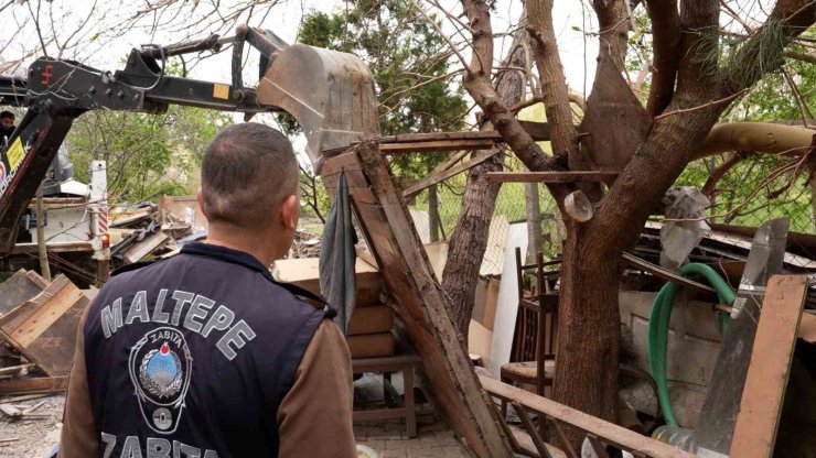 MALTEPE’DE DERE YATAĞINDAKİ KAÇAK YAPILAŞMALAR YIKILDI