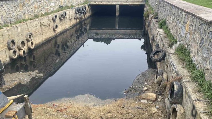 KARTAL’DA DENİZE DÖKÜLEN ATIK SU ÇEVREYE KÖTÜ KOKU YAYDI