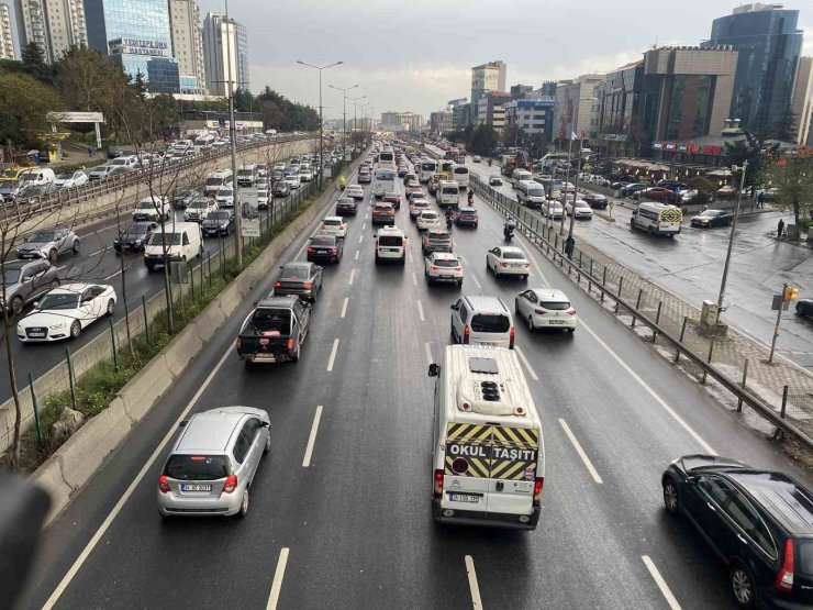 ANADOLU YAKASI’NDA HAFTANIN SON İŞ GÜNÜNDE TRAFİK YOĞUNLUĞU YAŞANDI