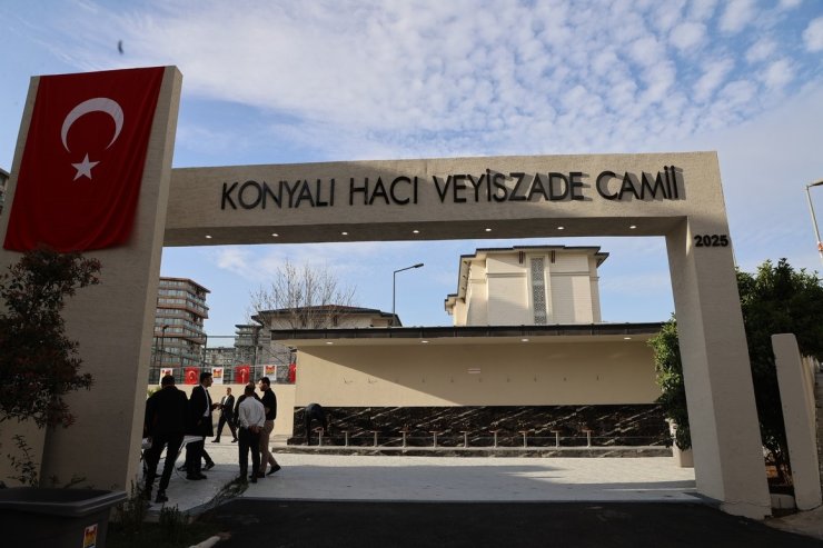 ZEYTİNBURNU’NDA KONYALI HACI VEYİSZADE CAMİİ İBADETE AÇILDI
