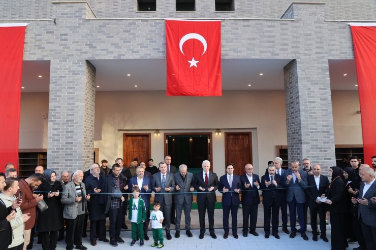 ZEYTİNBURNU’NDA KONYALI HACI VEYİSZADE CAMİİ İBADETE AÇILDI
