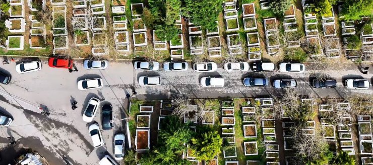 BAYRAM ÖNCESİ MEZARLIKLARDAKİ ARAÇ YOĞUNLUĞU HAVADAN GÖRÜNTÜLENDİ