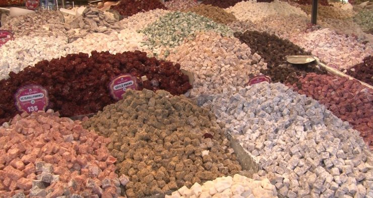 EMİNÖNÜ’NDE BAYRAM ÖNCESİ ALIŞVERİŞ YOĞUNLUĞU