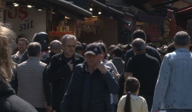 EMİNÖNÜ’NDE BAYRAM ÖNCESİ ALIŞVERİŞ YOĞUNLUĞU