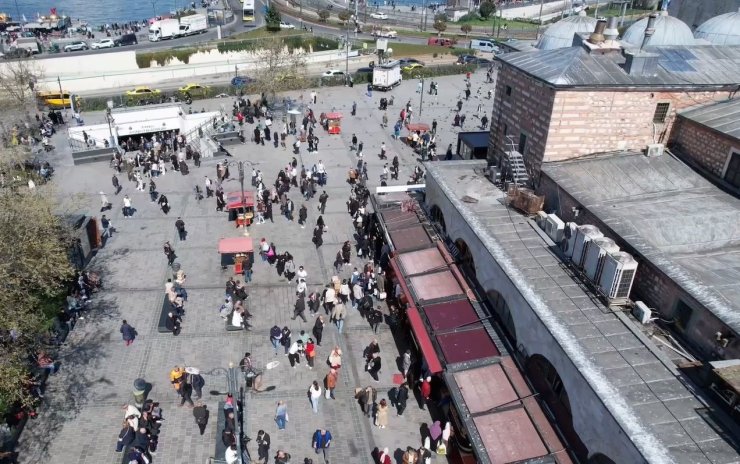 EMİNÖNÜ’NDE BAYRAM ÖNCESİ ALIŞVERİŞ YOĞUNLUĞU