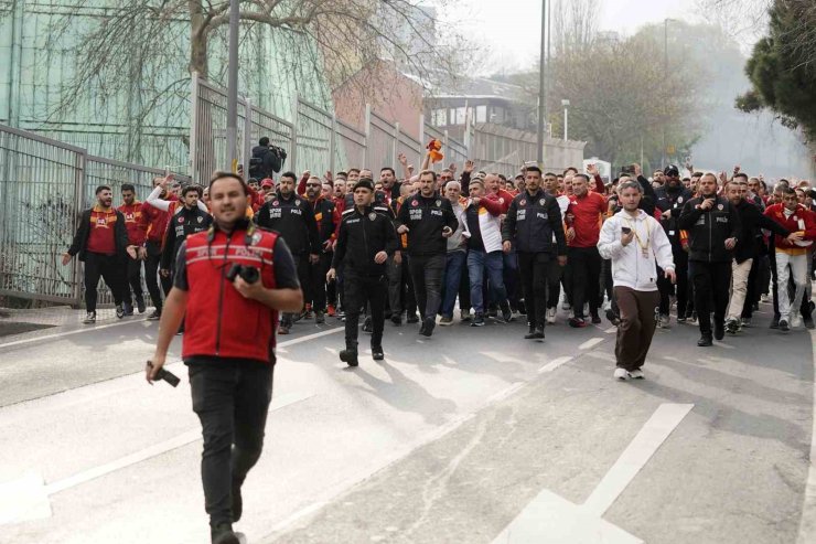 GALATASARAY TARAFTARI, DOLMABAHÇE’YE GELDİ