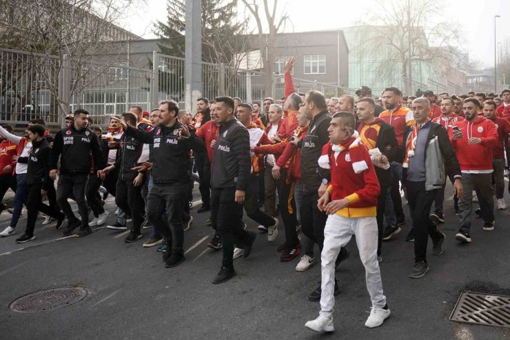GALATASARAY TARAFTARI, DOLMABAHÇE’YE GELDİ