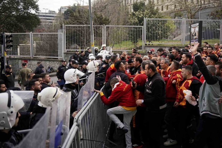 GALATASARAY TARAFTARI, DOLMABAHÇE’YE GELDİ