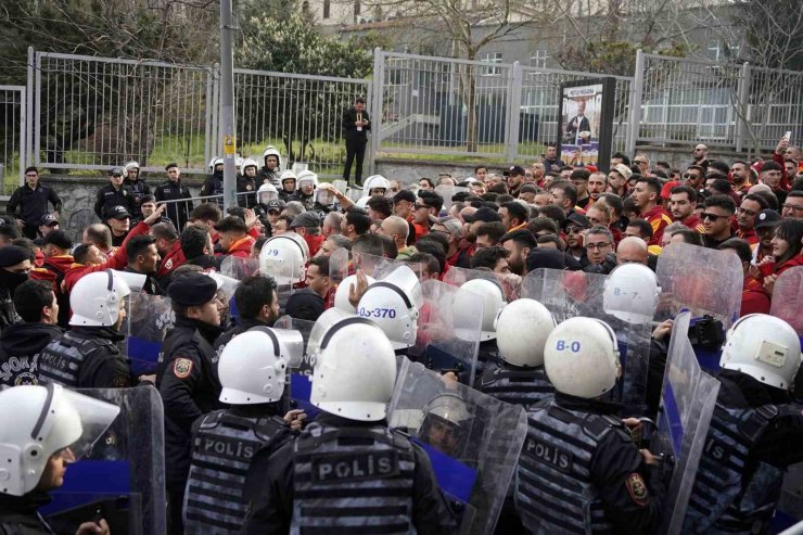 GALATASARAY TARAFTARI, DOLMABAHÇE’YE GELDİ