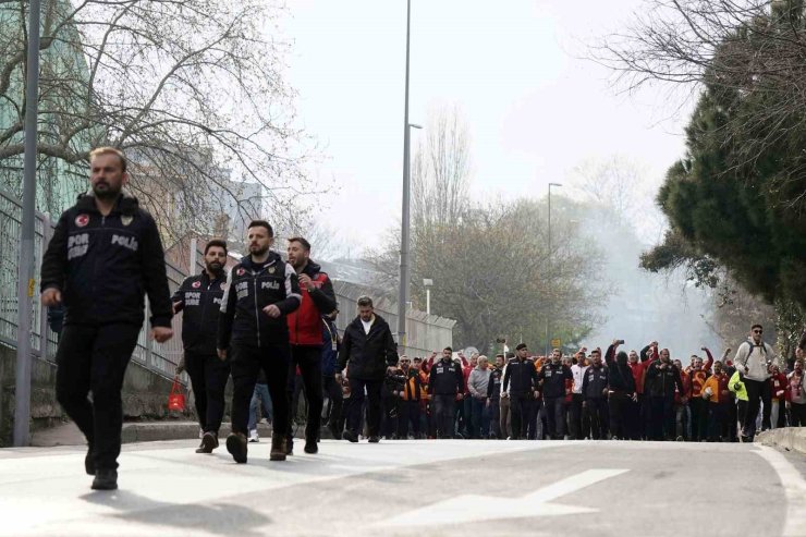 GALATASARAY TARAFTARI, DOLMABAHÇE’YE GELDİ
