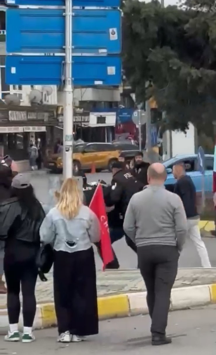 GÖSTERİCİLER ESPRESSOLAB’A SALDIRDI: ÇIKAN ARBEDEDE SANDALYELER HAVADA UÇUŞTU