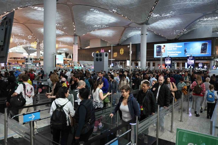 İSTANBUL HAVALİMANI’NDA BAYRAM YOĞUNLUĞU