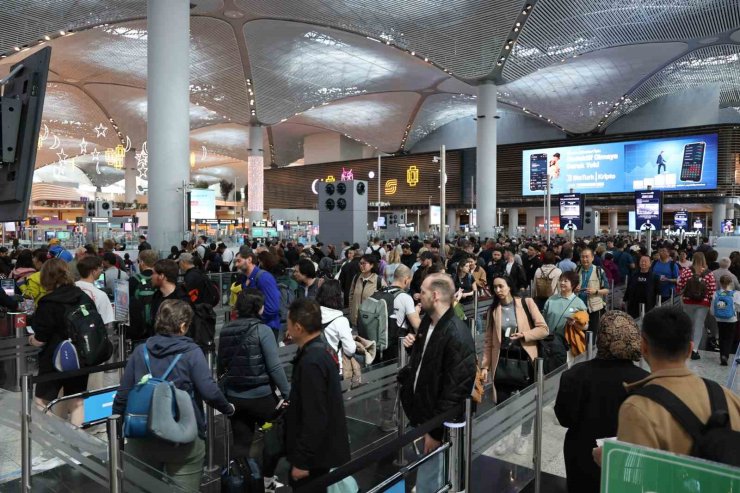 İSTANBUL HAVALİMANI’NDA BAYRAM YOĞUNLUĞU