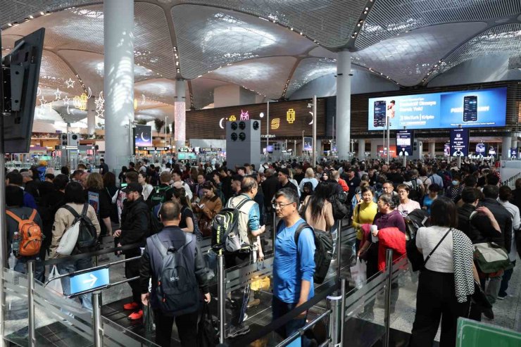 İSTANBUL HAVALİMANI’NDA BAYRAM YOĞUNLUĞU