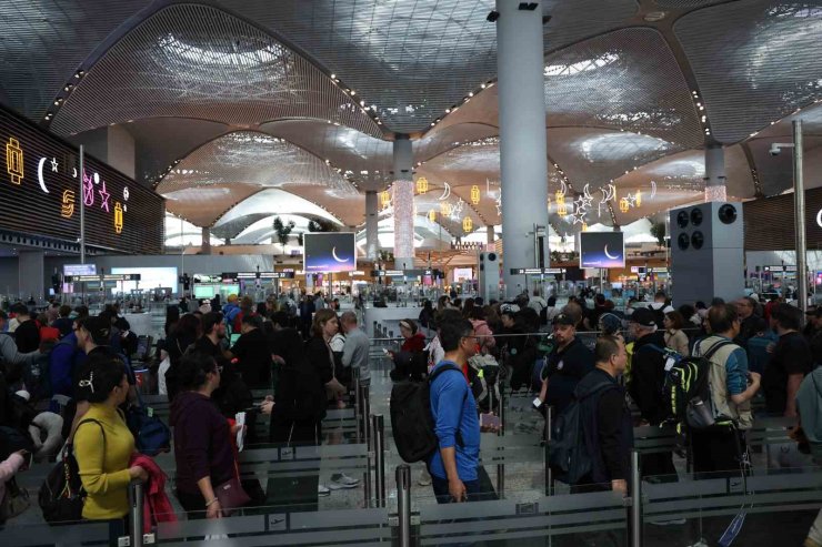 İSTANBUL HAVALİMANI’NDA BAYRAM YOĞUNLUĞU