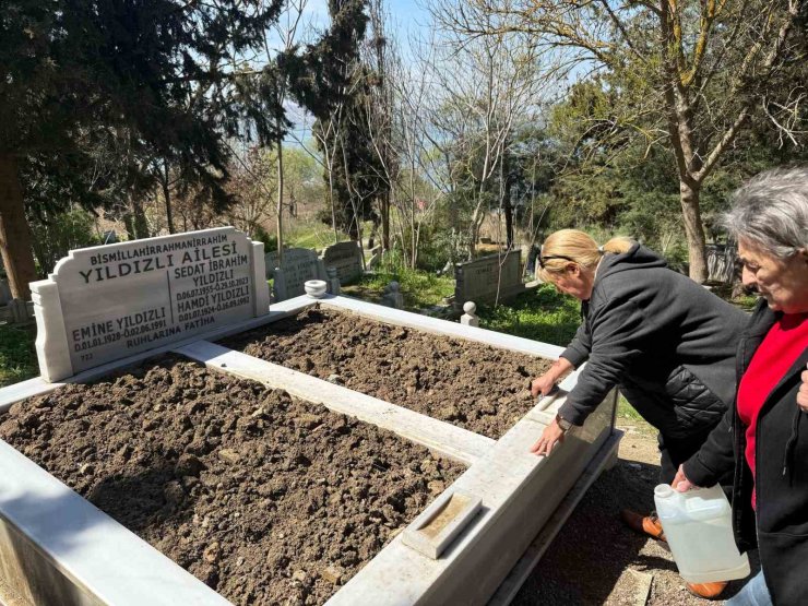 BÜYÜKÇEKMECE’DE BAYRAM ÖNCESİNDE VATANDAŞLARDAN MEZARLIK ZİYARETİ