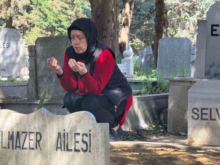 BÜYÜKÇEKMECE’DE BAYRAM ÖNCESİNDE VATANDAŞLARDAN MEZARLIK ZİYARETİ