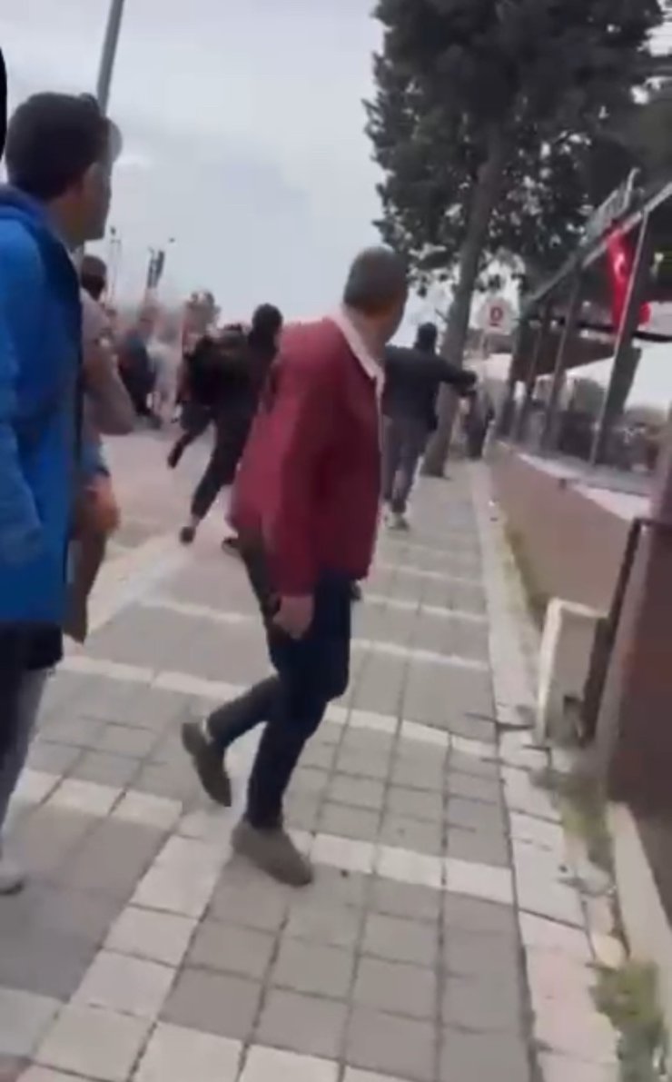 GÖSTERİCİLER ESPRESSOLAB’A SALDIRDI: ÇIKAN ARBEDEDE SANDALYELER HAVADA UÇUŞTU