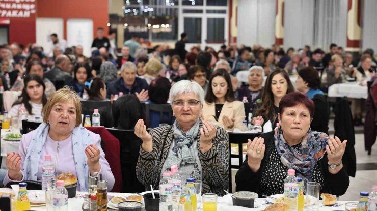 SULTANGAZİ BELEDİYESİ İFTAR SOFRALARINI BALKAN ÜLKELERİNE TAŞIDI