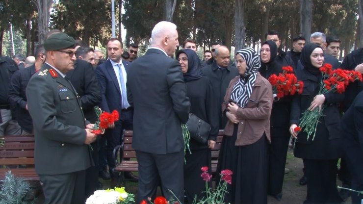 İSTANBUL VALİSİ DAVUT GÜL, EDİRNEKAPI ŞEHİTLİĞİ’Nİ ZİYARET ETTİ