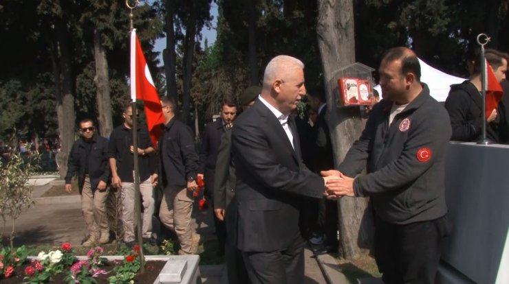 İSTANBUL VALİSİ DAVUT GÜL, EDİRNEKAPI ŞEHİTLİĞİ’Nİ ZİYARET ETTİ