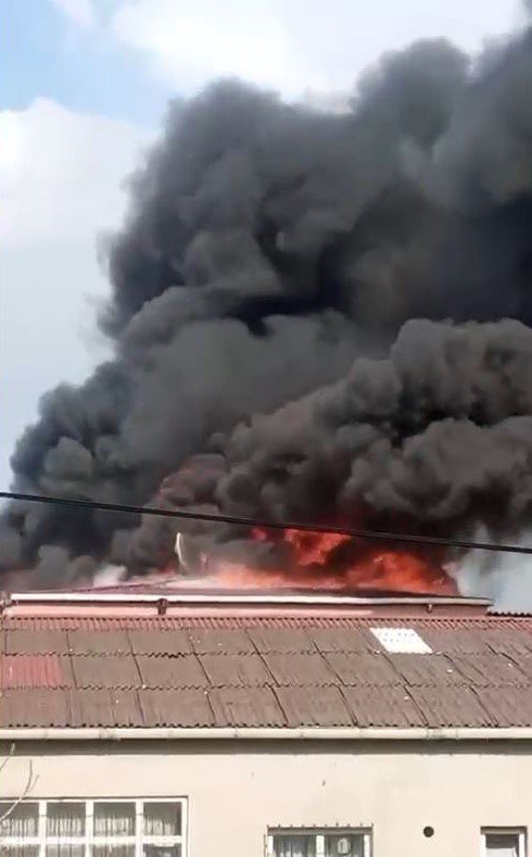 AVCILAR’DA 4 KATLI BİNANIN ÇATI KATI ALEVLERE TESLİM OLDU