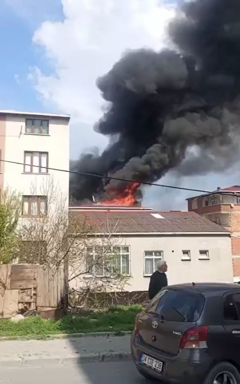AVCILAR’DA 4 KATLI BİNANIN ÇATI KATI ALEVLERE TESLİM OLDU