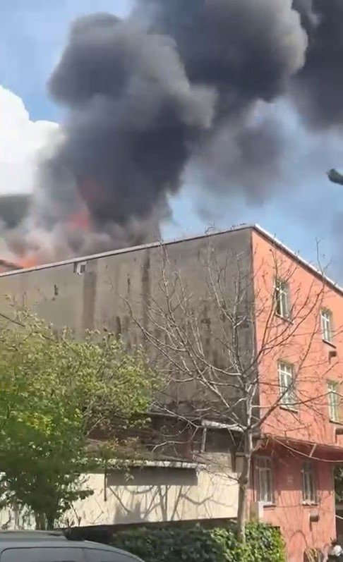 AVCILAR’DA 4 KATLI BİNANIN ÇATI KATI ALEVLERE TESLİM OLDU